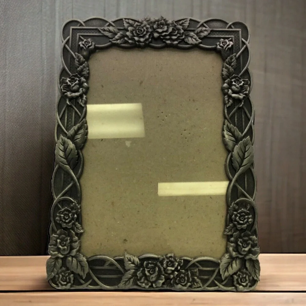 Metal Roses Flower‎ Picture Frame. Glass Cover Pewter 4.5” x 6.5” Valentines Day